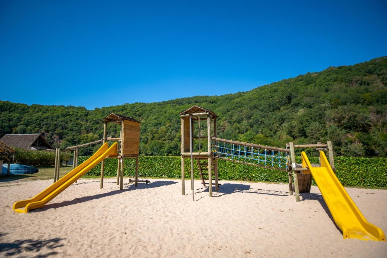 Camping Le Chateau Du Gibanel Saint-Martial-Entraygues Екстериор снимка