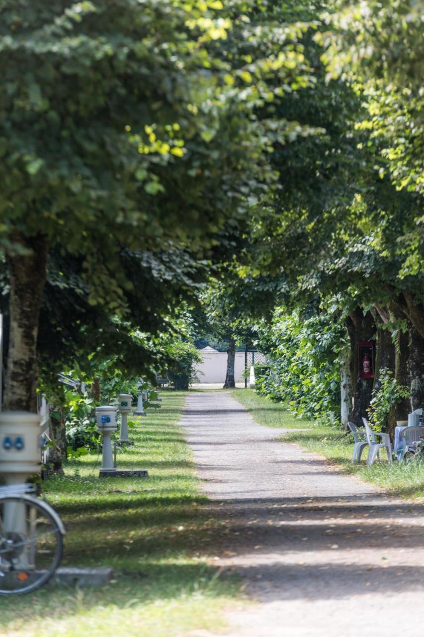 Camping Le Chateau Du Gibanel Saint-Martial-Entraygues Екстериор снимка